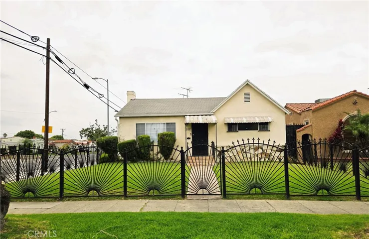 Front Unit w/ Yard
