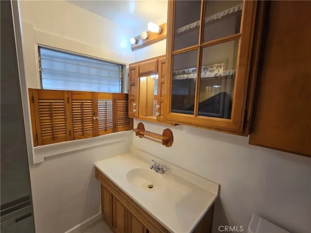 Front Unit - Bathroom 1
