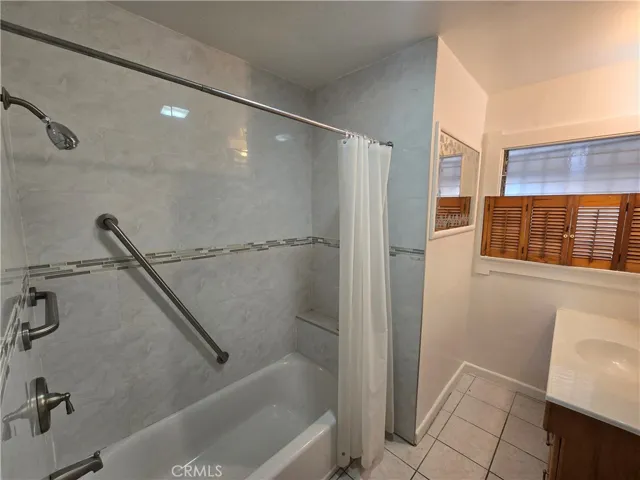 Front Unit - Bathroom 1
