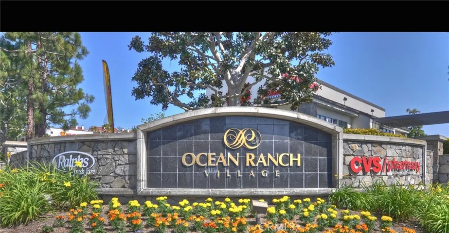 Nearby shopping center has dining, grocery, movie theaters, Trader Joe's, Banking, CVS, fast food, yogurtland and several boutique stores