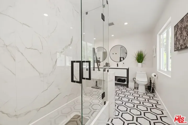 21490 Arcos Drive, Los Angeles, California 91364