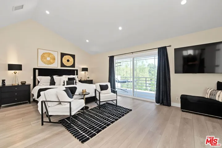 21490 Arcos Drive, Los Angeles, California 91364