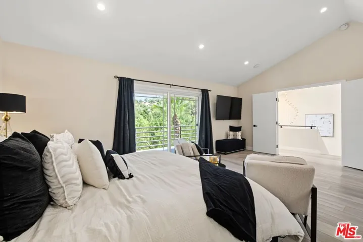 21490 Arcos Drive, Los Angeles, California 91364