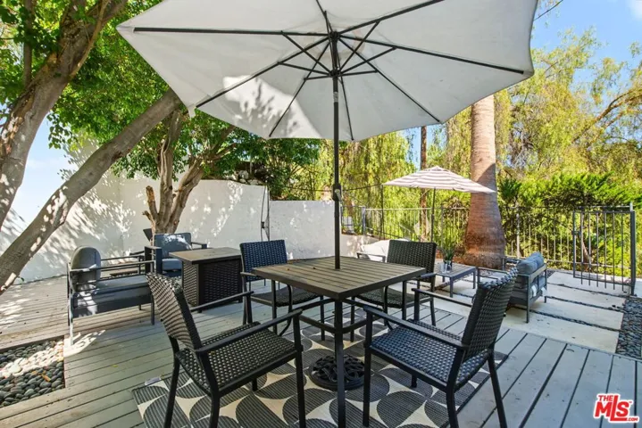 21490 Arcos Drive, Los Angeles, California 91364