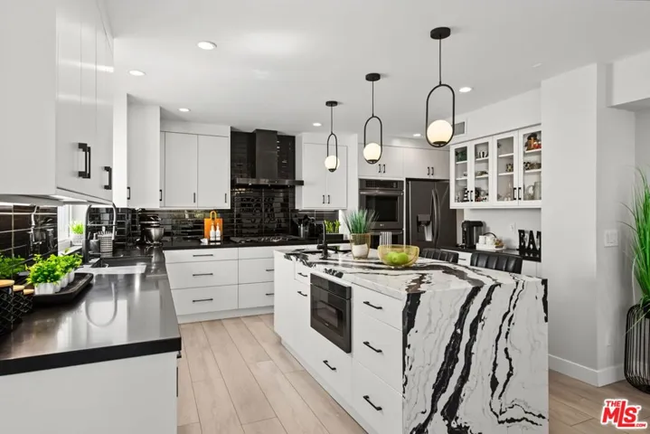 21490 Arcos Drive, Los Angeles, California 91364