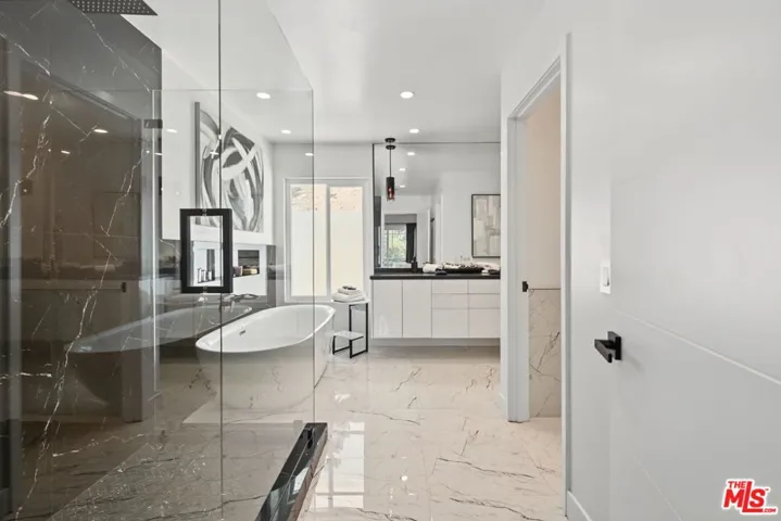 21490 Arcos Drive, Los Angeles, California 91364