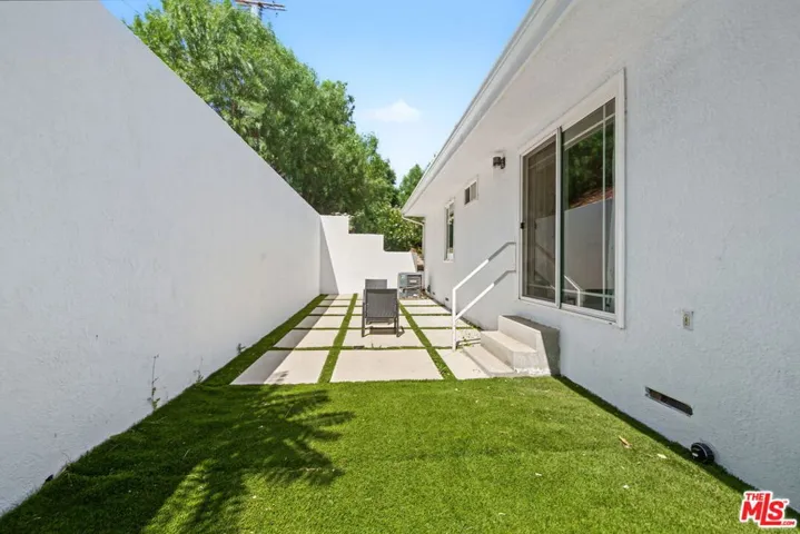 21490 Arcos Drive, Los Angeles, California 91364