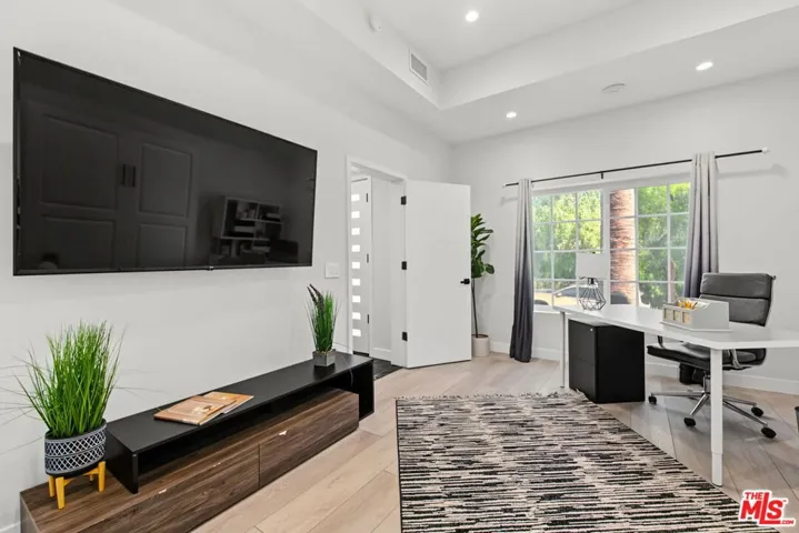 21490 Arcos Drive, Los Angeles, California 91364