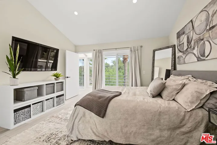 21490 Arcos Drive, Los Angeles, California 91364