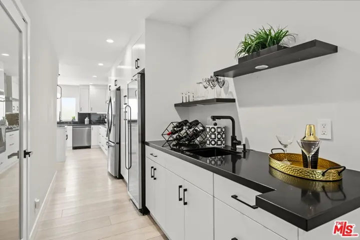 21490 Arcos Drive, Los Angeles, California 91364