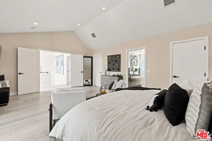 21490 Arcos Drive, Los Angeles, California 91364