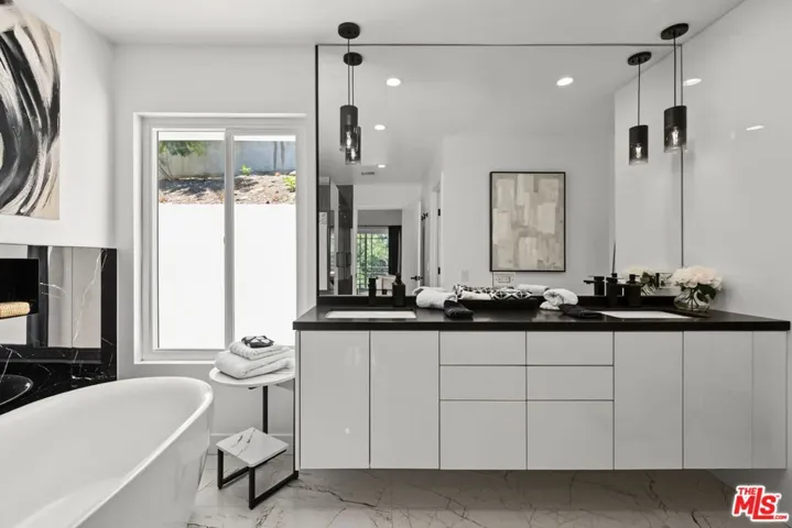 21490 Arcos Drive, Los Angeles, California 91364