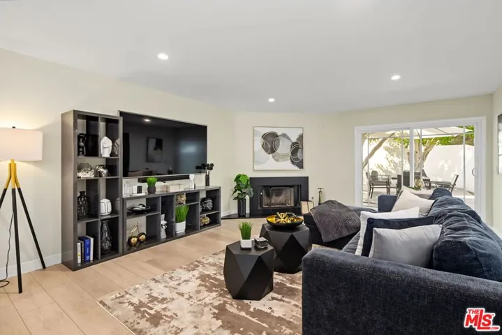 21490 Arcos Drive, Los Angeles, California 91364