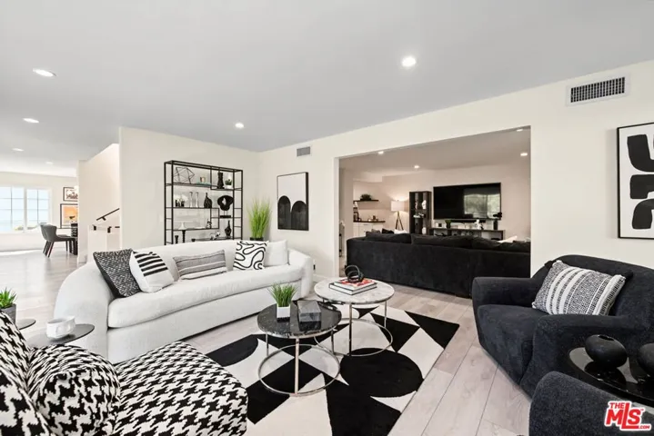 21490 Arcos Drive, Los Angeles, California 91364