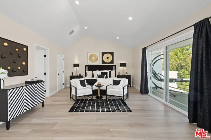 21490 Arcos Drive, Los Angeles, California 91364