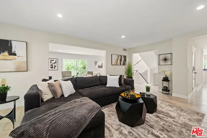 21490 Arcos Drive, Los Angeles, California 91364