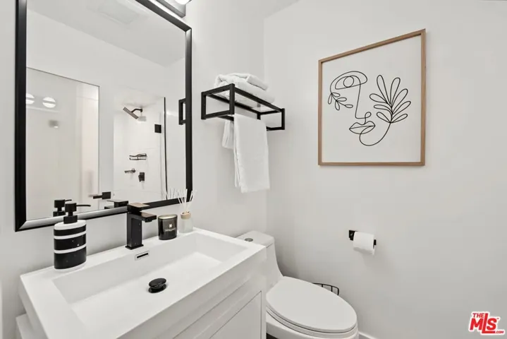 21490 Arcos Drive, Los Angeles, California 91364