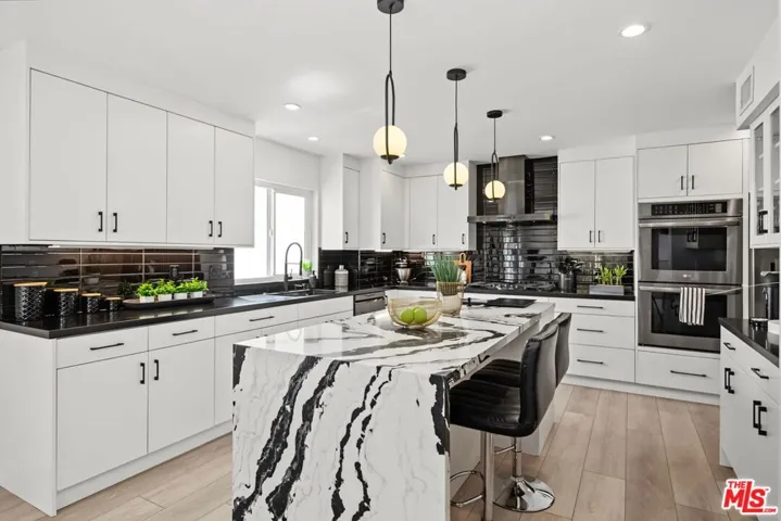 21490 Arcos Drive, Los Angeles, California 91364