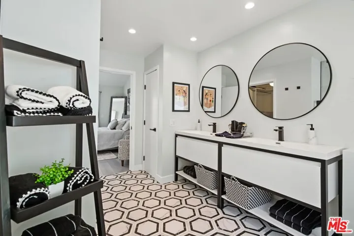 21490 Arcos Drive, Los Angeles, California 91364