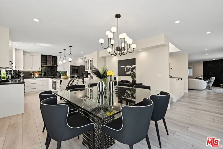 21490 Arcos Drive, Los Angeles, California 91364