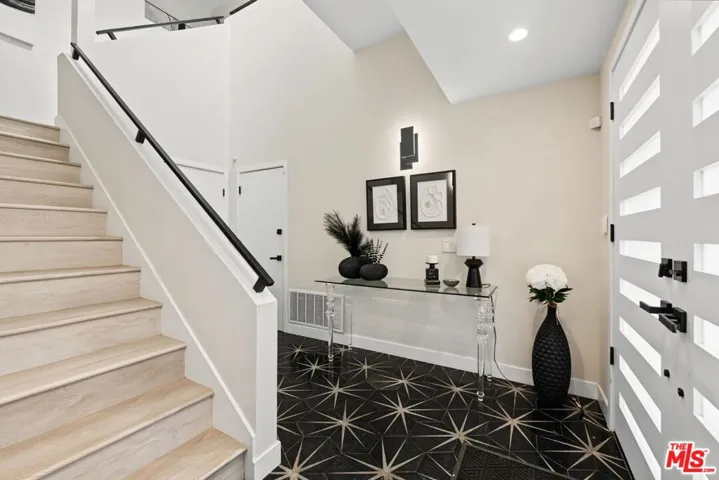 21490 Arcos Drive, Los Angeles, California 91364