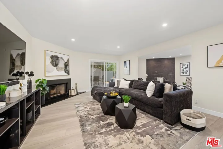 21490 Arcos Drive, Los Angeles, California 91364