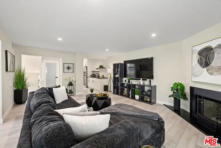 21490 Arcos Drive, Los Angeles, California 91364