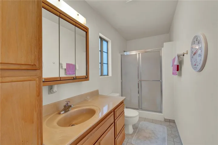 Unit B Bathroom