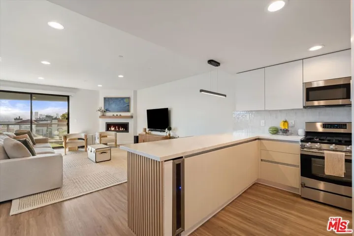 5826 W Olympic Boulevard 401, Los Angeles, California 90036
