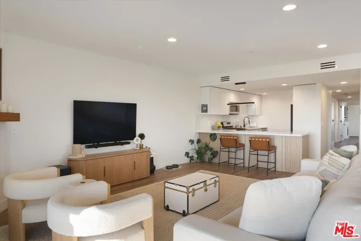 5826 W Olympic Boulevard 401, Los Angeles, California 90036