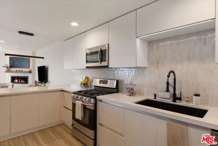 5826 W Olympic Boulevard 401, Los Angeles, California 90036