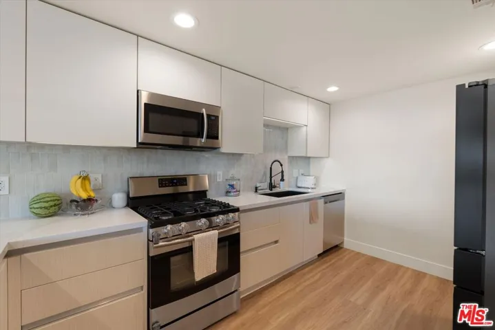 5826 W Olympic Boulevard 401, Los Angeles, California 90036