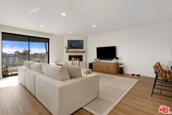 5826 W Olympic Boulevard 401, Los Angeles, California 90036
