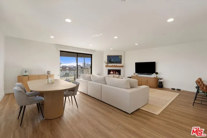 5826 W Olympic Boulevard 401, Los Angeles, California 90036