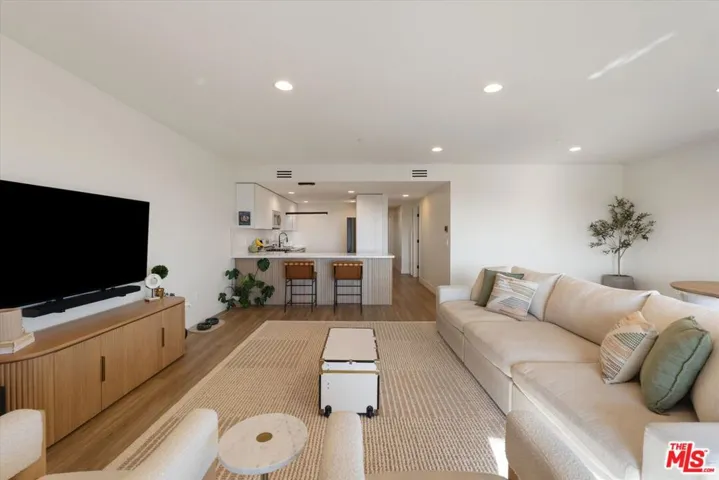 5826 W Olympic Boulevard 401, Los Angeles, California 90036