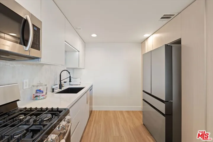 5826 W Olympic Boulevard 401, Los Angeles, California 90036