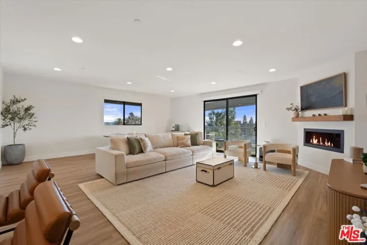 5826 W Olympic Boulevard 401, Los Angeles, California 90036