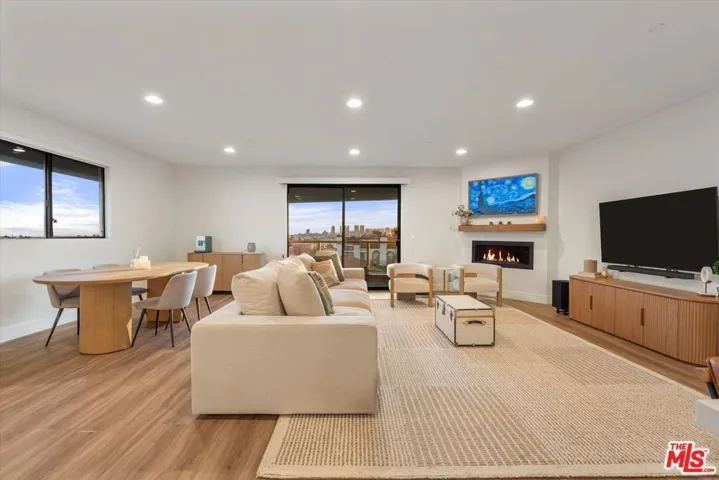 5826 W Olympic Boulevard 401, Los Angeles, California 90036