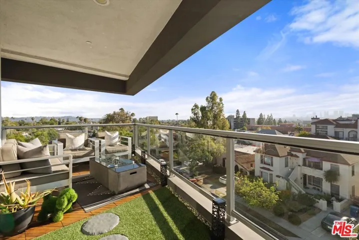 5826 W Olympic Boulevard 401, Los Angeles, California 90036