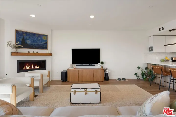 5826 W Olympic Boulevard 401, Los Angeles, California 90036