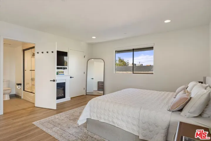 5826 W Olympic Boulevard 401, Los Angeles, California 90036