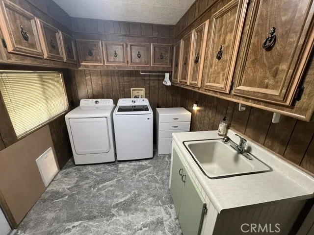 SEPARATE LARGE  LAUNDRY ROOM