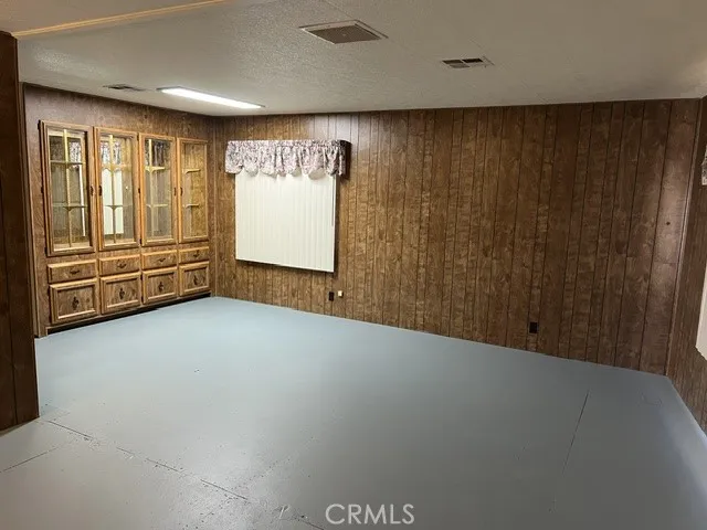 LIVING ROOM BLENDS INTO FORMAL DINING