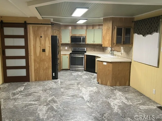 LARGE EATING AREA