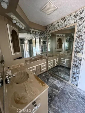  NICE LIGHTING & MIRRORS IN MSTR BATH