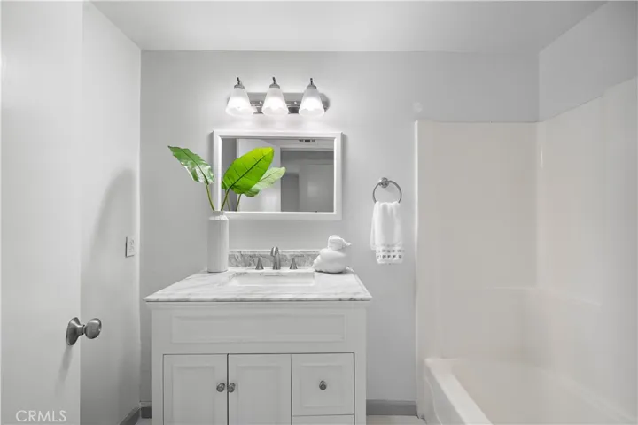 Upstairs Guest Bathroom with Tub/Shower Combo