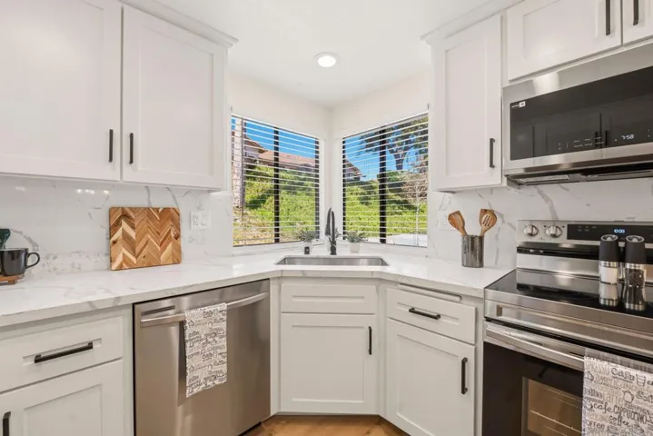 12855 Via Moura, San Diego, California 92128