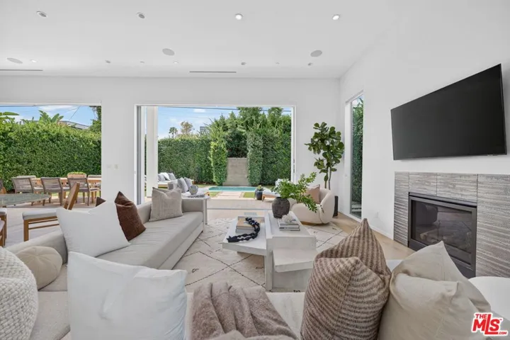 6356 W 5th Street, Los Angeles, California 90048