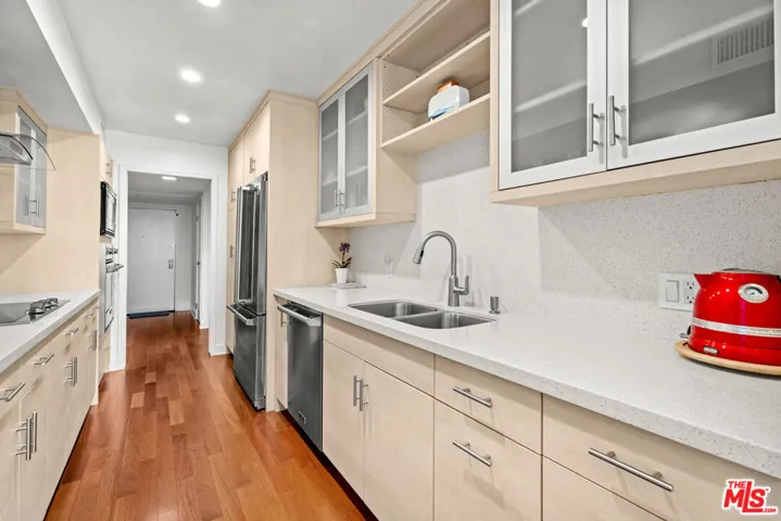 851 N Kings Road 102, West Hollywood, California 90069