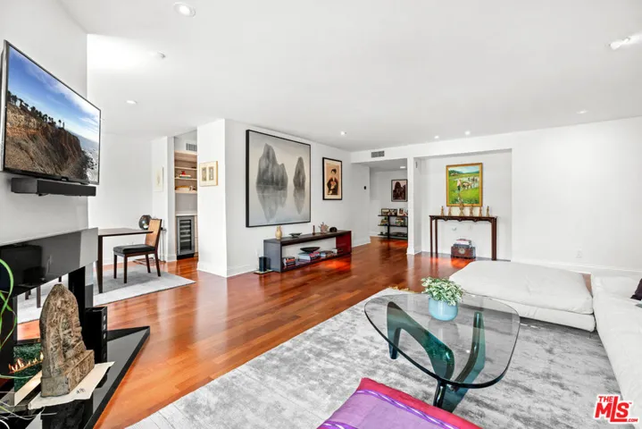 851 N Kings Road 102, West Hollywood, California 90069